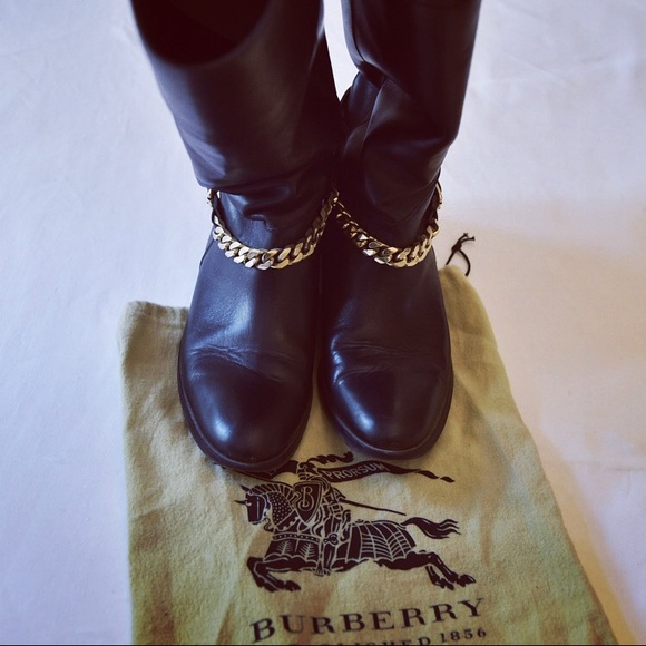 Burberry leather boots with gold chain - Picture 1 of 2